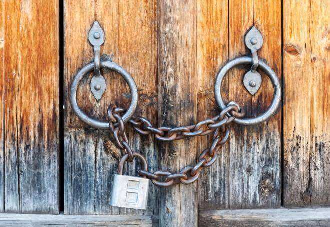 Featured image for Theft and Safety: Securing Your Belongings at Busy Beach Hotels